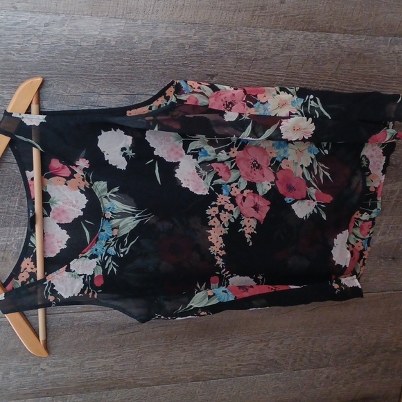 3/$9 Sheer Flower top - Picture 1 of 1